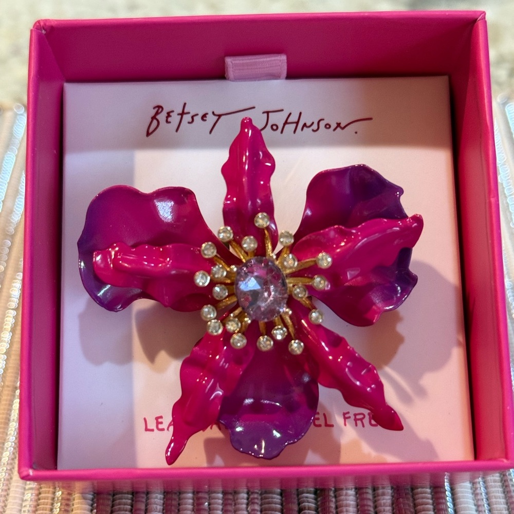 NEW BETSEY JOHNSON ADJUSTABLE PINK
ORCHID COCKTAIL RING